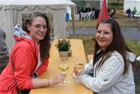 Weinfestival in Ernst begeistert Besucher mit leckerem Rebensaft und Livemusik