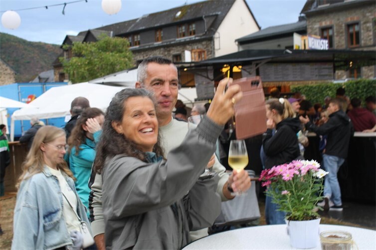 Weinfestival in Ernst begeistert Besucher mit leckerem Rebensaft und Livemusik