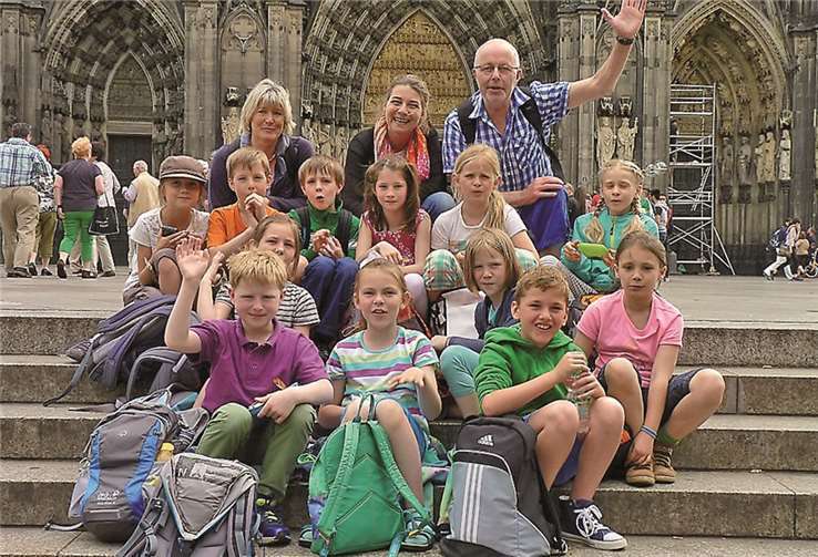 Fotograf Heinrich Pützler und Lehrerin Andrea Köll unterrichten zwölf der Drittklässler der KGS Sankt Martin in der Fremdsprache Kölsch. Die Finanzierung des Projektes liegt bei der Bürgerstiftung „Wir für Rheinbach“. Gemeinsam reiste die Kölsch-AG nun nach Köln. 