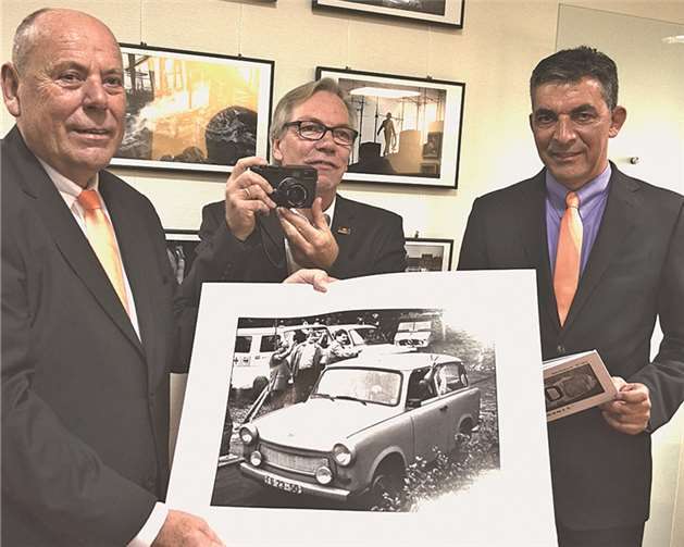 Fotograf Herbert Piel (Mitte) hat vor 25 Jahren und davor die Ereignisse in Berlin und Thüringen aufgenommen. Die Vernissage wurde nun von Theodor Winkelmann (links) und Walter Müller eröffnet.HEP