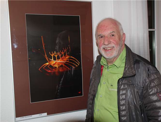 Fotograf Herbert Thelen mit seinem Lieblingsbild innerhalb der Ausstellung.Fotos: Klaus Millarg