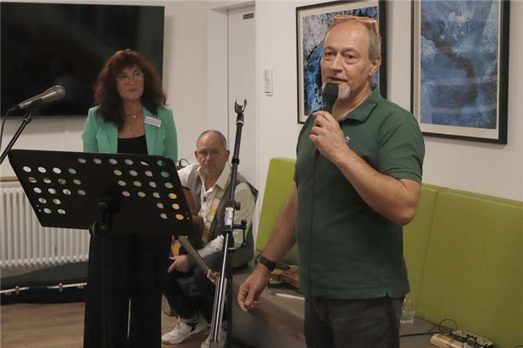 Fotograf Mikele Voss (rechts) vor zwei seiner Fotografien zusammen mit Franz Schmitz und Angela Schmitz-Buchholz. Foto: Rita Steindorf