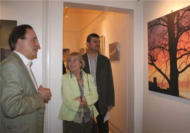 Fotograf Rolf Stolz (links) erläuterte den Vernissage-Gästen seine Arbeiten.