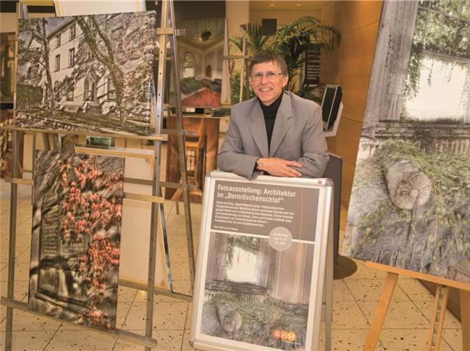 Fotografenmeister Matthias Brand freut sich auf die Besucher seiner Ausstellung „Architektur im Dornröschenschlaf“. privat