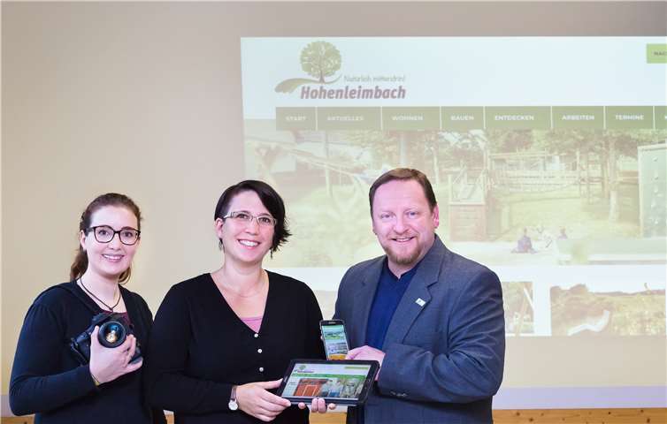Internetseite in neuem Gewand Fotografin Christiane Pitzen, Mediendesignerin Stefanie Hartung und Ortsbürgermeister Thorsten Kabuth bei der Vorstellung des neu gestalteten Internetauftritts. © Fotografie Pitzen