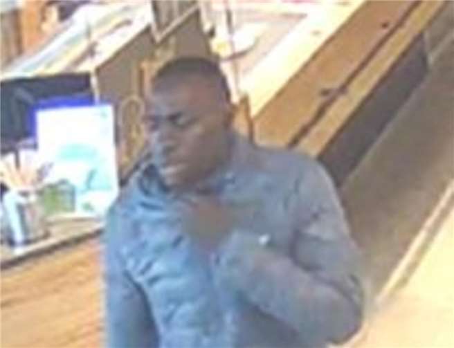 Foto-Fahndung: Wer kennt den Kreditkarten-Dieb? Fotos: Polizei