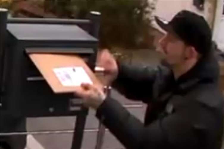 Fahndung: Wer kennt den Paket-Dieb? Fotos: Polizei