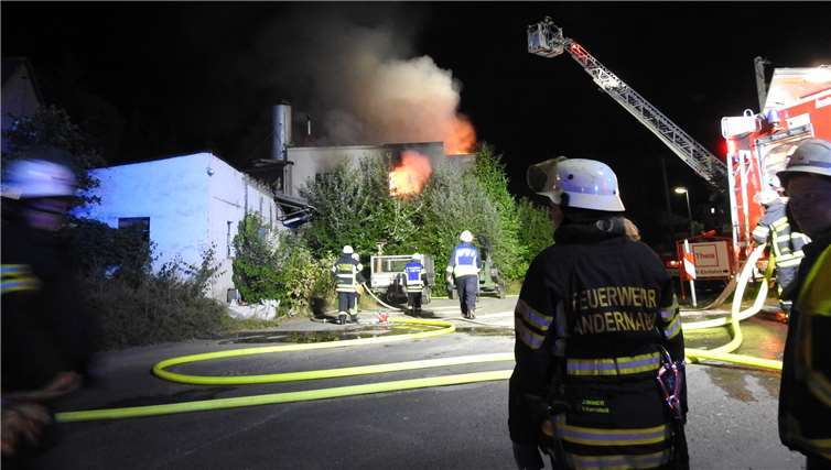 Gebäude durch Feuerwehr kontrolliert abbrennen gelassen Fotos: WAMFO.DE