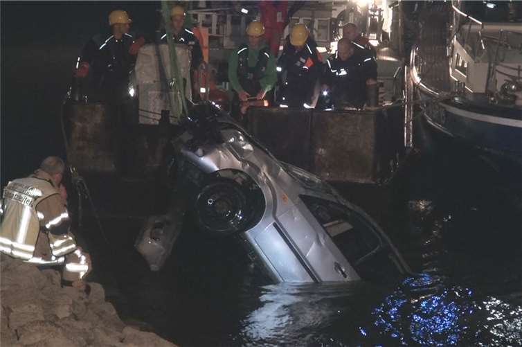 Aufwendige Bergung: Pkw bei Urmitz in den Rhein gefahren Fotos: WinklerTV