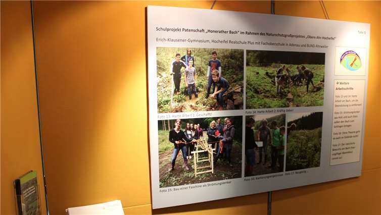 Fotos und Infotafeln informieren über das Naturschutzprojekt.