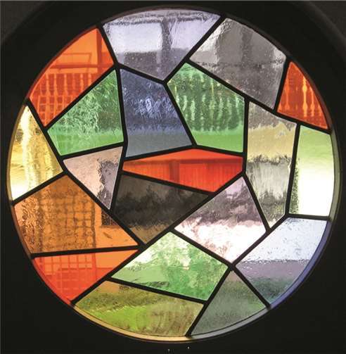 Fotos von Buntglasfenstern verschiedener Zeitepochen, vom Jugendstil über die 50er und 60er Jahre bis in die Neuzeit, aus Privathäusern Niederbieber Bürger erstaunten die zahlreichen Gäste. privat