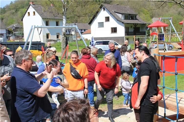 Bülent Ceylan an der Ahr: Das Ahrtal darf nicht vergessen werden Fotoshooting mit dem Comedian aus Mannheim auf dem Spielplatz in Liers.