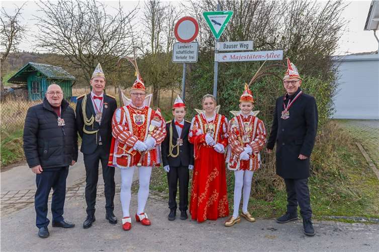 Fototermin am neuen Schild: (v.l.n.r.) Ortsvorsteher Jürgen Saess, Adjutant Georg Möhren, Prinz Manfred IV. (Rothe), Adjutant Felix Schlagwein, Kinderprinz Fynn I. (Holzem), Kinderprinzessin Valentina I. (Taglieri) und Bürgermeister Guido Orthen.  Foto: Christoph Steinborn/Stadt Bad Neuenahr-Ahrweiler