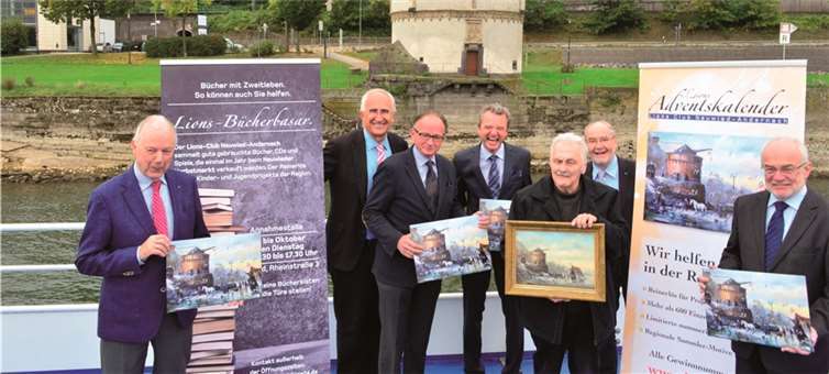 Fototermin mit Modell: Auf dem Geysirschiff, vor dem Alten Krahnen, präsentierten Mitglieder des Lions Clubs sowie die Oberbürgermeister Roth und Hütten den neuen Benefiz-Kalender. HEP