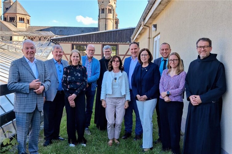 Fotounterschrift: von links nach rechts: Dr. Ottmar Martini (stv. Vorsitzender), Manfred Sattler, Anne Theiss, Helmut Liesenfeld, Abt Mauritius, Dr. Gabriele Wolff (1. Vorsitzende), Michael Kaiser, Alexandra Laubenthal, Johannes Bell, Prof. Dr. Nadine Kammerlander (KWR), Prior Maximilian.