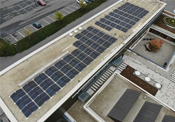 Fotovoltaikmodule wurden auf dem Dach des Rathauses installiert.Foto: Verbandsgemeinde Pellenz