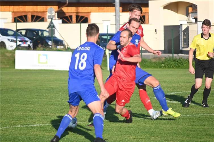 Foul oder nicht? Matthias Thelen (hinten im blauen Trikot) von der SG Maifeld-Elztal bremst Julian Hartmann.