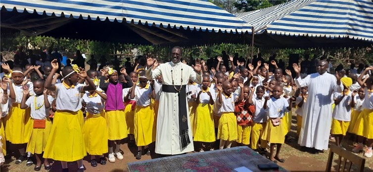 Fr. Aloyce bei den Kindern, die ihn alle an seinem Ehrentag gratuliert haben.