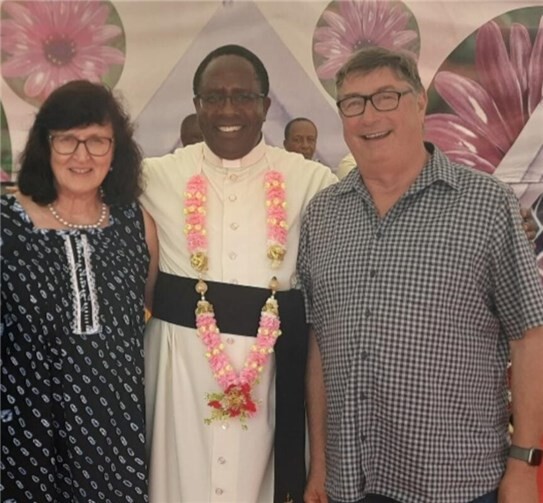 Fr. Aloyce zusammen mit Brigitte und Josef Honnef während seines silbernen Priesterjubiläums.Fotos: Christina Minde, Joseph Urassa und Brigitte Honnef