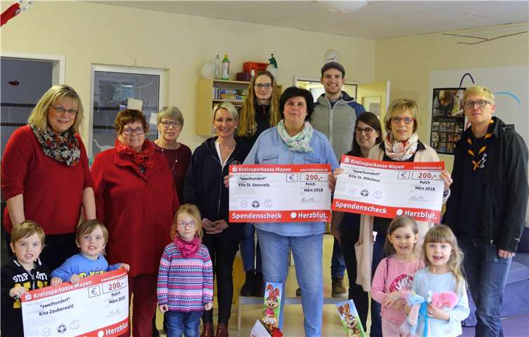 Fr. Frank (Kita Zauberwald), Fr. Müller (Kita St. Genovefa) und Fr. Butter bei der gemeinsamen Spendenübergabe in der Kita Zauberwald mit Vertretern des Feuerzauber-Organisationsteams. privat