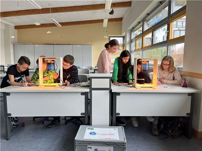 Fragen über Fragen und endlich eigene Antworten: Schülerinnen und Schüler nutzenden Klimakoffer für Experimente zum Klimawandel. Foto: Realschule plus und FOS Untermosel