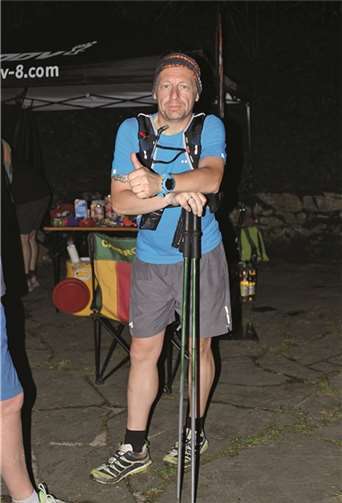 Fraggle immer noch bester Laune beim letzten VP 25 km vor dem Ziel.