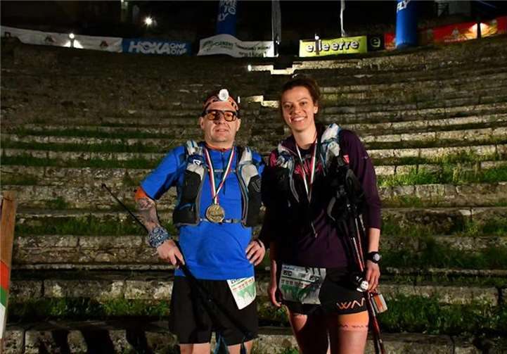 Fraggle und Mareike erschöpft und zufrieden im Ziel mit verdienter Finishermedaille. privat