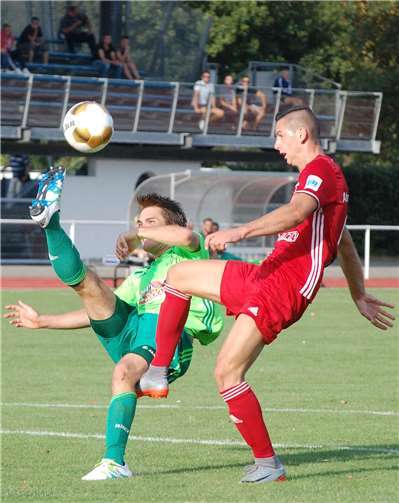 Fraglich ist noch, ob Kodai Stalph (links) als verantwortlicher Mann nur an der Seitenlinie steht oder weiter als Innenverteidiger (wie hier gegen Almir Porca vom Ahrweiler BC) und somit als Spielertrainer aufläuft.