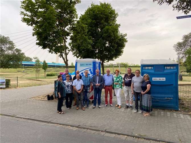 Fraktion und Ortsverein bei ihrer Begehung vor Ort . Foto: A. Grabis