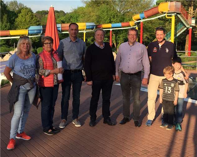 Fraktions- und Ausschussmitglieder der CDU-Fraktion im Verbandsgemeinderat mit Frau Kempkes (Leiterin des Freibades) und Herrn Gruschinski von der Verbandsgemeindeverwaltung. privat