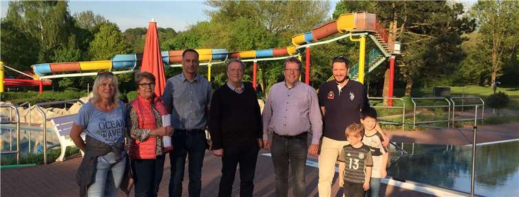Fraktions- und Ausschussmitglieder der CDU-Fraktion im Verbandsgemeinderat mit Frau Kempkes (Leiterin des Freibades) und Herrn Gruschinski von der Verbandsgemeindeverwaltung. Privat