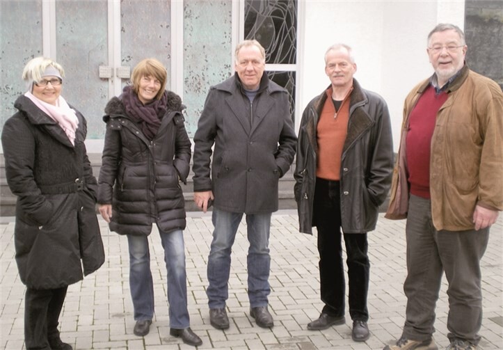 Fraktionsmitglieder der Freien Liste vor dem Friedhofsgebäude.  Privat