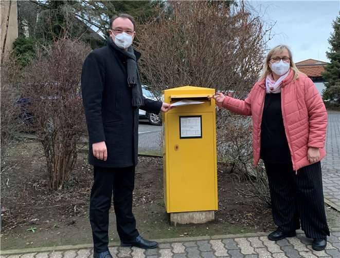 Fraktionssprecher Henning Oster mit seiner Stellvertreterin Birgit Furch beim Einwurf des Schreibens an den Landesbetrieb Mobilität.Quelle: WFS