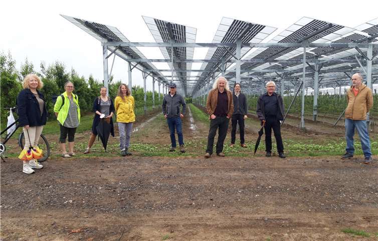 Fraktionssprecher Wolfgang Schlagwein und Grüne Kommunalpolitiker vor der Photovoltaikanlage.Foto: Bündnis90/Die Grünen
