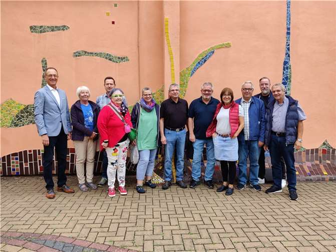 Fraktionsübergreifend für den Erhalt des JUKZ am Standort in der Wilhemstraße 59 in Lahnstein: von rechts: Reiner Burkard (FBL), Markus Graf (SPD), Klemens Breitenbach (CDU), Gabi Laschet-Einig (SPD), Johannes Lauer (CDU), Paul Arzheimer (FBL), Jutta Niel (B90/die Grünen), Beatrice Schnapke-Schmidt (AGL), Sascha Weinbach (FDP), Sieglinde Bornschier (SPD) und Günter Groß (CDU).  Foto: Ute Gläser