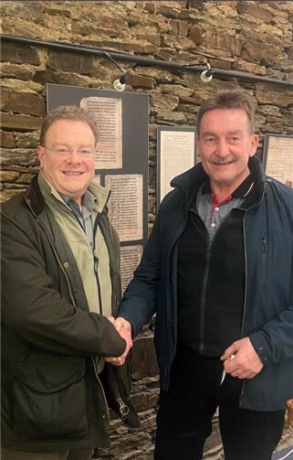 Fraktionsvorsitzender Franz Hermann Deres begrüßte Gerd Gimnig mit einem Herzlichen WillkommenFoto: privat