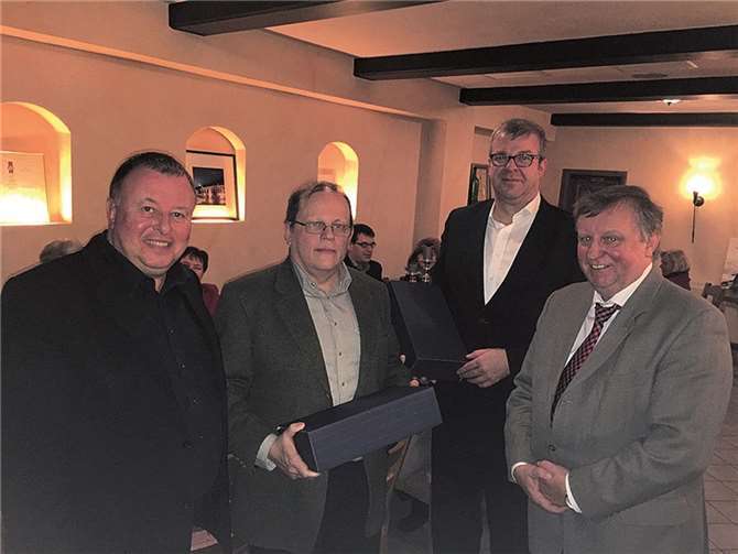 Fraktionsvorsitzender Karl-Heinz Sundheimer (r.) und Landrat Dr. Jürgen Pföhler (l.) ehrten Joachim Titz (2.v.l.) und Markus Schlagwein (2.v.r.).privat