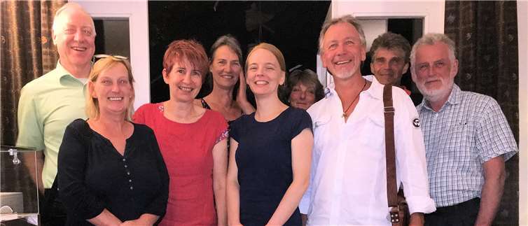 Fraktionsvorsitzender Klaus Meurer (ganz links), stellvertretende Fraktionsvorsitzende Michaela Jubelius (Mitte), stellvertretender Fraktionsvorsitzender Gavin Grosvenor (3. von rechts).Foto: privat