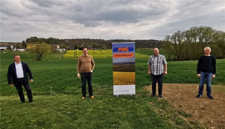Fraktionsvorsitzender Konrad Einig, Uwe Berens, Michale Kopp und Andreas Zentner begutachten ihr Werk nach getaner Arbeit.