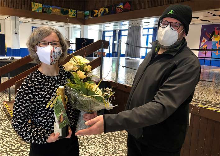 Fraktionsvorsitzender Stephan Faber überbrachte Direktorin Dr. Sybille Prochnow Penedo seine Glückwünsche. Foto: privat