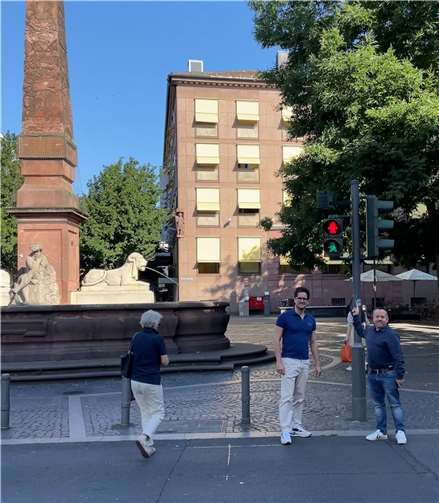 Fraktionsvorsitzender Stephan Wefelscheid, MdL und sein Stellvertreter Christian Altmaier vor einer Mainzelmännchen-Fußgänger-Ampel. Quelle: Freie Wähler Koblenz