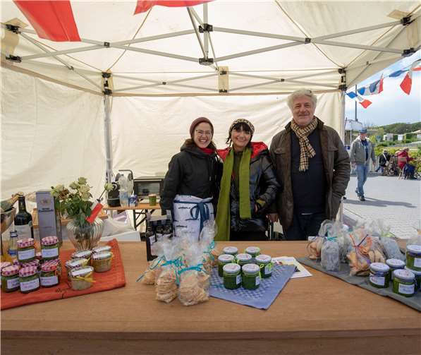 France Greber (Mitte) bringt mit ihren Mitstreitern französische Feinkost nach Wachtberg.