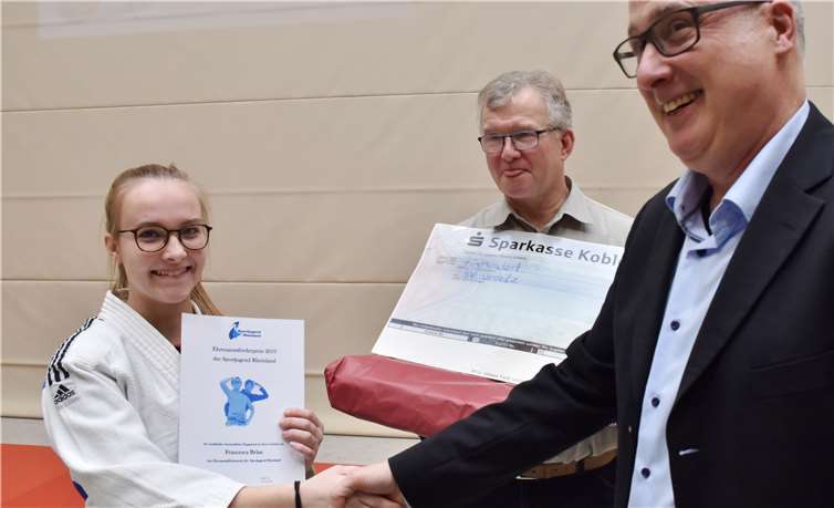 Francesca Bräse und Uwe Schlaus freuen sich über den von Ralph Alt überreichten Ehrenamtsförderpreis.