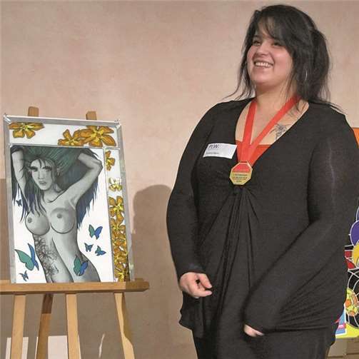 Francine Bigott mit ihrer farbigen Bleiverglasung mit Glasmalerei. Privat