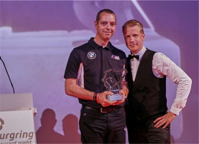 Franciscus van Meel (BMW) bekam den Preis in der Kategorie „Brand Of the Year“ von Comedian Oliver Pocher (re.) überreicht.