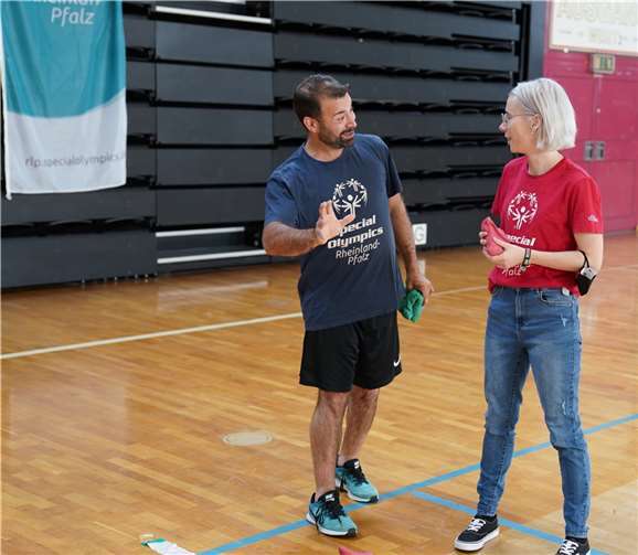 Franciso Galante (li.) Athletensprecher von Special Olympics Rheinland-Pfalz im Gespräch mit Melanie Brumm, stellvertrende Geschäftsführerin von Special Olympics Rheinland-Pfalz. Foto: Wilfried Kootz