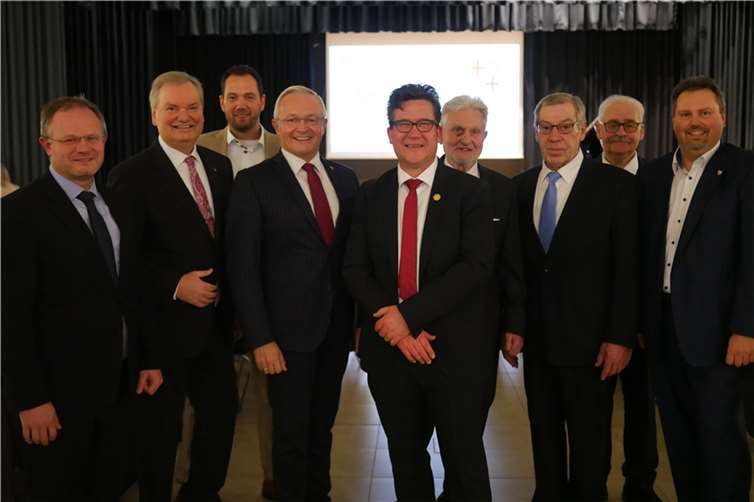 Frank Becker (Mitte) ist neuer Bürgermeister der Verbandsgemeinde Linz. Moderator des Abends Achim Pohlen (4. v. rechts), Achim Hallerbach (4. v. links), Karsten Fehr (2. v. links) und Heinrich Freidel (3. von rechts) hielten die Festreden und gehörten neben weiteren Bürgermeistern zu den ersten Gratulanten.  Fotos: CD