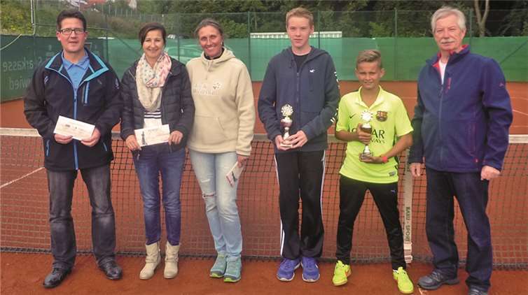 Frank Becker, Silke Meeß, Katja Münker, Tom Lindlohr, Jannis Holländer und Jürgen Hardt waren die Sieger der diesjährigen Clubmeisterschaften. Foto: privat