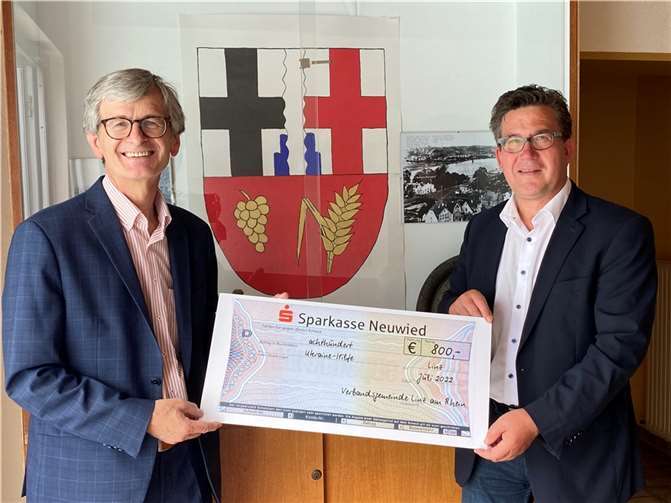 Frank Becker (rechts) übergab den Spendenscheck an Hans-Günter Fischer.  Foto: Ortsgemeinde Kasbach-Ohlenberg