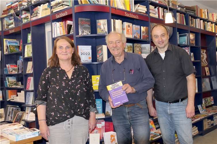 Frank Bliss (Mitte) in der Buchhandlung Geber.  Foto: privat